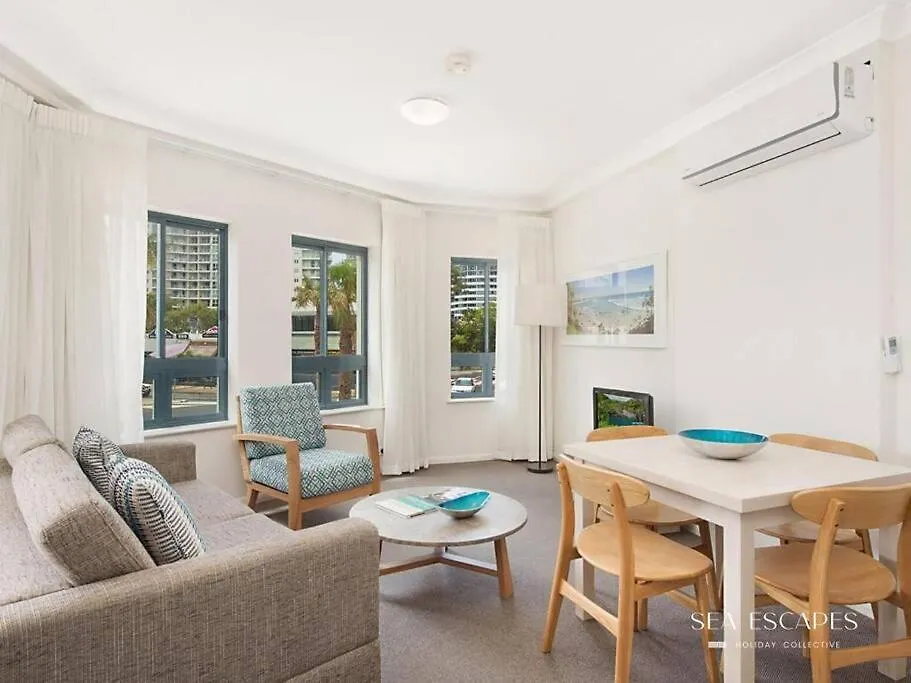 Calypso - Classic Resort Style Apartment - Steps From The Beach! 골드코스트