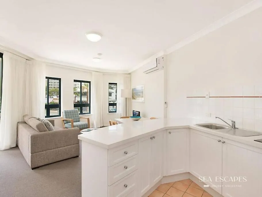 Calypso - Classic Resort Style Apartment - Steps From The Beach! 골드코스트